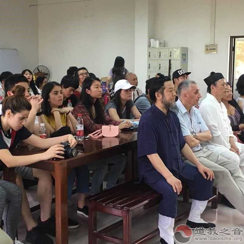 就是主要联系翻译人,还有一位是中山大学哲学系法籍梅谦立教授兼博导